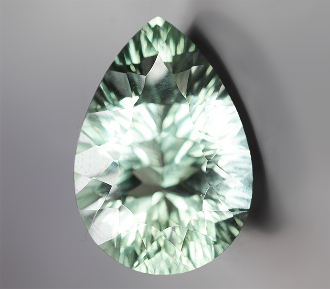 Чистейший крупный зеленый аметист лазерной огранки 23,25 карата