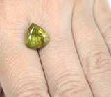 Крупный зелено-желтый сфен 5,78 карата
