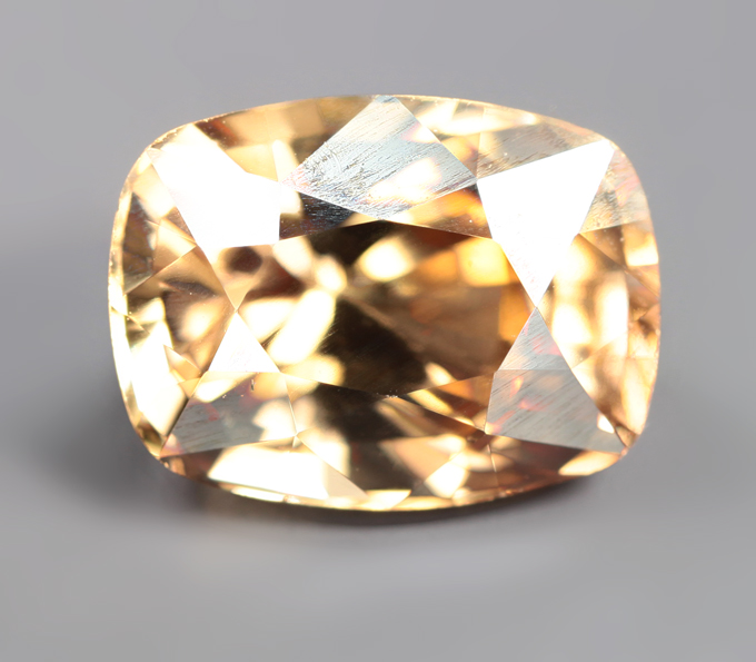 Оранжевато-желтый циркон 2,27 карата