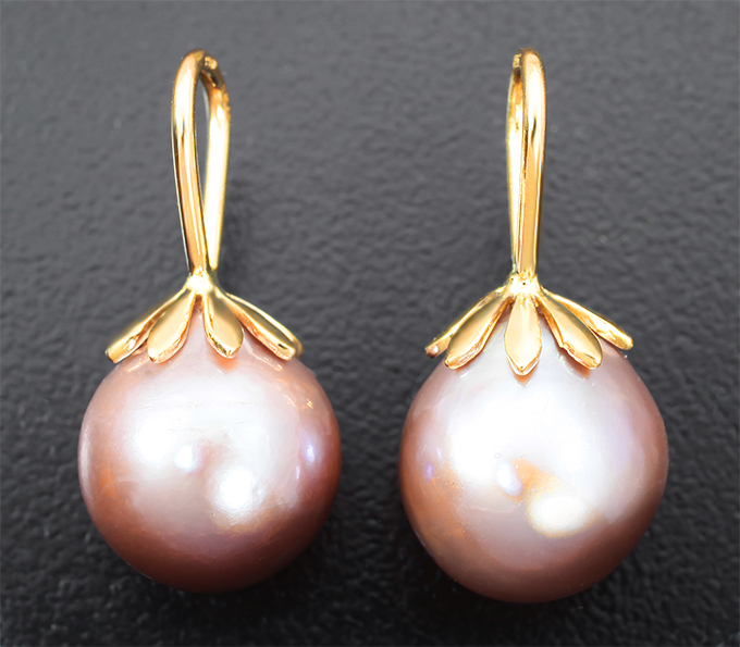 Золотые подвсесы для серег с крупным золотисто-фиолетовым морским жемчугом 21,71 карата