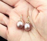 Золотые подвсесы для серег с крупным золотисто-фиолетовым морским жемчугом 21,71 карата Золото