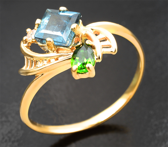 Золотое кольцо с редким индиголитом турмалином 0,72 карата, диопсидом и лейкосапфирами