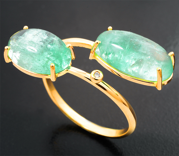 Золотое кольцо с крупными полихромными уральскими изумрудами 6,03 карата и бриллиантом