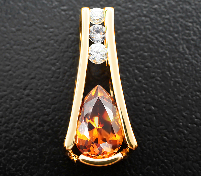 Золотой кулон с чистейшим ярко-оранжевым 1,92 карата и бесцветными цирконами