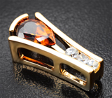 Золотой кулон с чистейшим ярко-оранжевым 1,92 карата и бесцветными цирконами