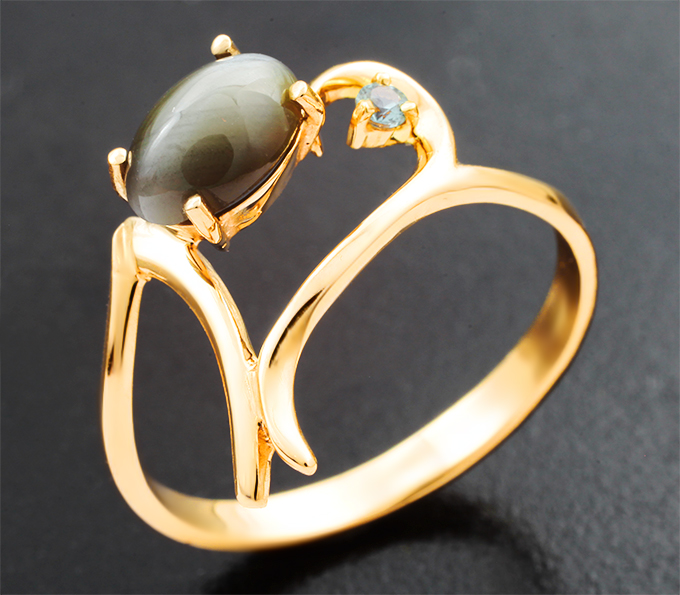 Золотое кольцо с уральским хризобериллом с эффектом кошачьего глаза 1,48 карата и чистейшим александритом