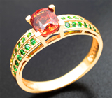 Золотое кольцо с яркой оранжевой шпинелью 1,03 карата и цаворитами