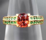 Золотое кольцо с яркой оранжевой шпинелью 1,03 карата и цаворитами