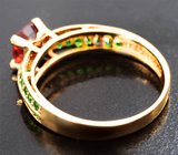 Золотое кольцо с яркой оранжевой шпинелью 1,03 карата и цаворитами Золото