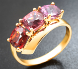 Золотое кольцо c красной, оранжевой, пурпурной шпинелями 4,17 карата и лейкосапфирами Золото
