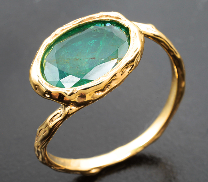 Золотое текстурированное кольцо с насыщенным уральским изумрудом 2,6 карата