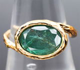 Золотое текстурированное кольцо с насыщенным уральским изумрудом 2,6 карата Золото
