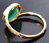Золотое текстурированное кольцо с насыщенным уральским изумрудом 2,6 карата Золото
