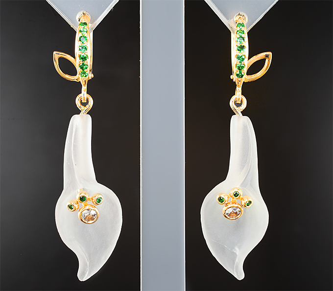 Золотые серьги с резным матированным кварцем 14,86 карата, цаворитами гранатами и лейкосапфирами