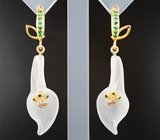 Золотые серьги с резным матированным кварцем 14,86 карата, цаворитами гранатами и лейкосапфирами Золото