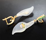 Золотые серьги с резным матированным кварцем 14,86 карата, цаворитами гранатами и лейкосапфирами Золото