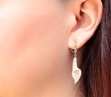 Золотые серьги с резным матированным кварцем 14,86 карата, цаворитами гранатами и лейкосапфирами Золото