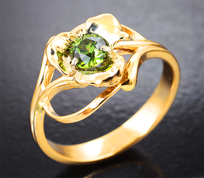 Золотое кольцо с насыщенным ярким уральским демантоидом идеальной огранки 0,41 карата