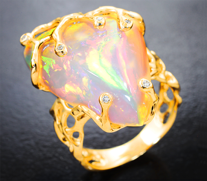 Золотое кольцо с крупным невероятно-ярким опалом 12,33 карата и бриллиантами