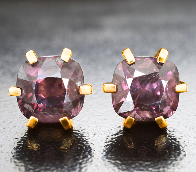 Крупные золотые пусеты с редкой парой насыщенно-розовых шпинелей 4,78 карата