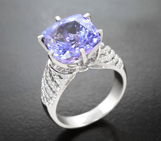 Роскошное золотое кольцо с чистейшим крупным танзанитом 7,75 карата и россыпью бриллиантов