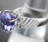 Роскошное золотое кольцо с чистейшим крупным танзанитом 7,75 карата и россыпью бриллиантов Золото