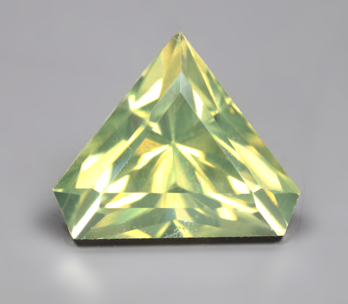 Авторская огранка! Желтовато-зеленый циркон высокой чистоты 2,43 карата