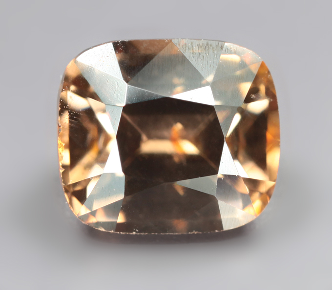 Оранжевато-желтый циркон 1,59 карата