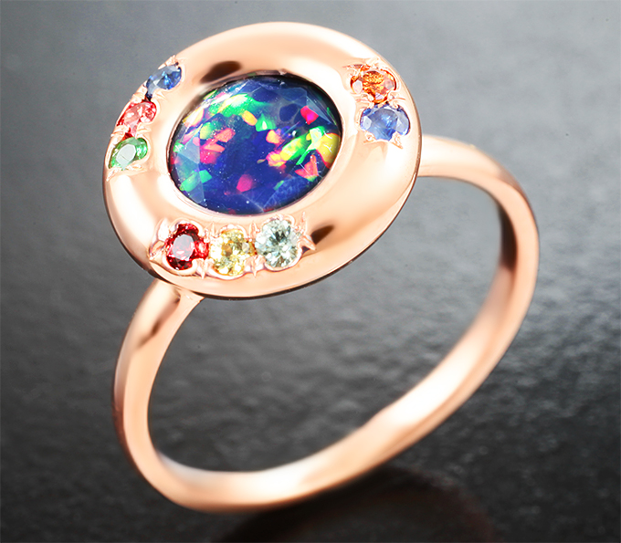 Кольцо с ограненным черным опалом 1,04 карата, сапфирами и цаворитами