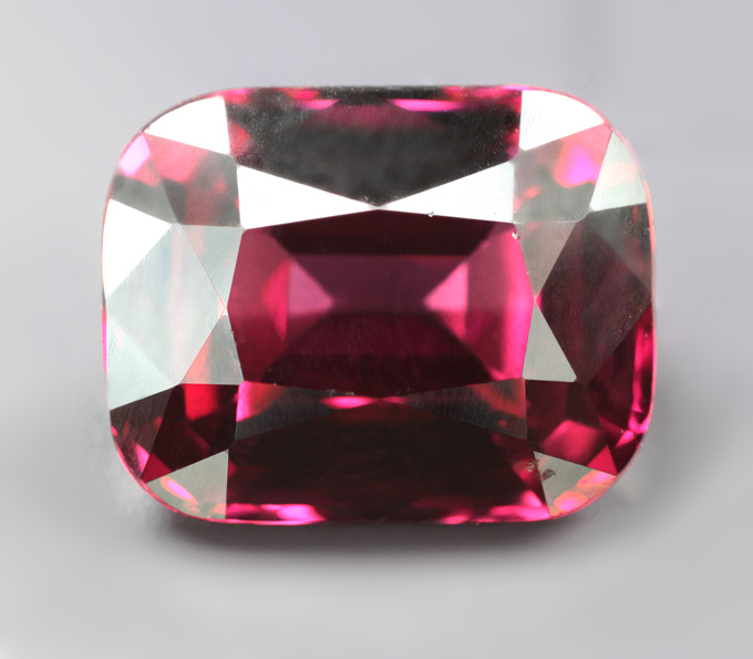 Крупный умбалит гранат высокой чистоты 4 карата