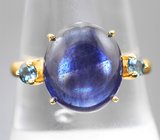 Золотое кольцо с крупным насыщенно-синим 7,36 карата и яркими полихромными сапфирами Золото