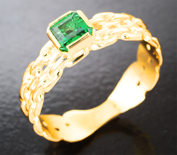 Золотое кольцо с ярким цаворитом редкой огранки 0,5 карата