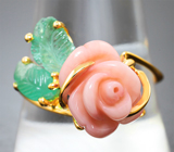 Золотое кольцо с натуральным solid кораллом 5,7 карата и резными уральскими изумрудами