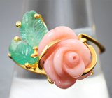 Золотое кольцо с натуральным solid кораллом 5,7 карата и резными уральскими изумрудами Золото