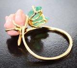 Золотое кольцо с натуральным solid кораллом 5,7 карата и резными уральскими изумрудами Золото