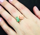 Золотое кольцо с натуральным solid кораллом 5,7 карата и резными уральскими изумрудами Золото