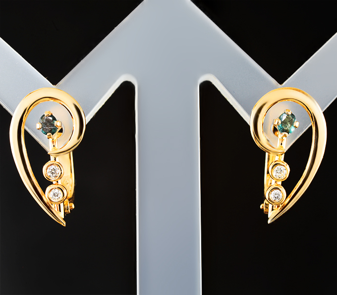 Золотые серьги с уральскими александритами высокой чистоты 0,17 карата и бриллиантами