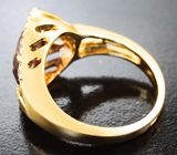 Массивное золотое кольцо с крупным цирконом падпараджа 4,97 карата и бесцветными цирконами Золото