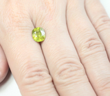 Желтовато-зеленый сфен 2,41 карата 