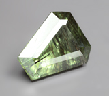 Перидот с включениями рутила авторской огранки 3,11 карата