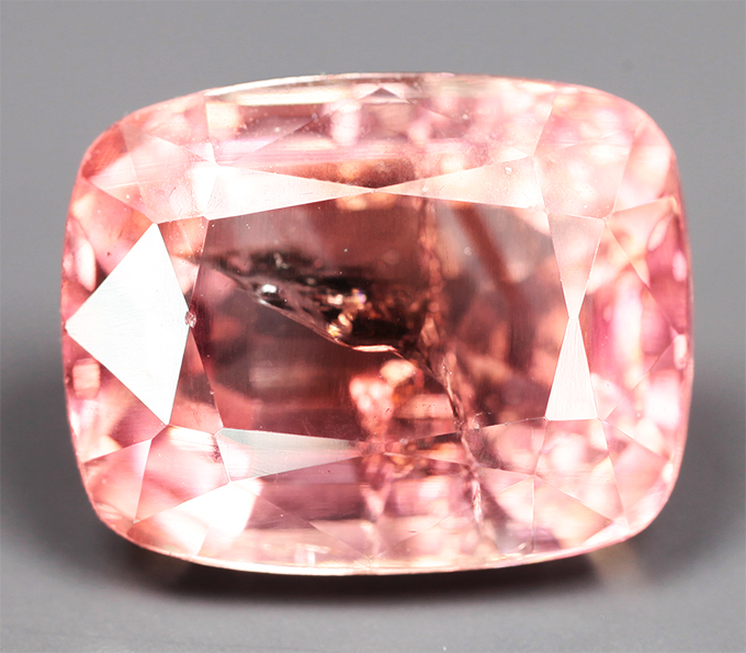 Крупный красновато-оранжевый "неоновый" турмалин 6,01 карата