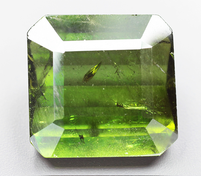Крупный травянисто-зеленый турмалин 6,09 карата