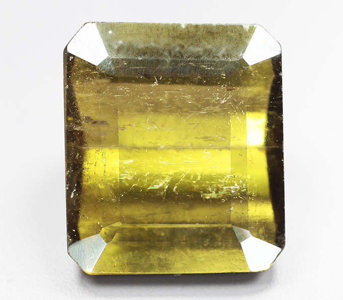 Крупный зеленовато-желтый турмалин 6,69 карата