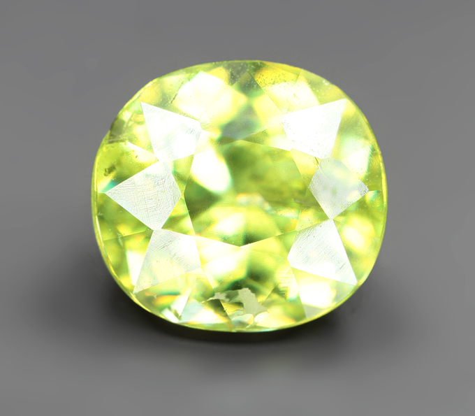 Желтовато-зеленый сфен 1,21 карата