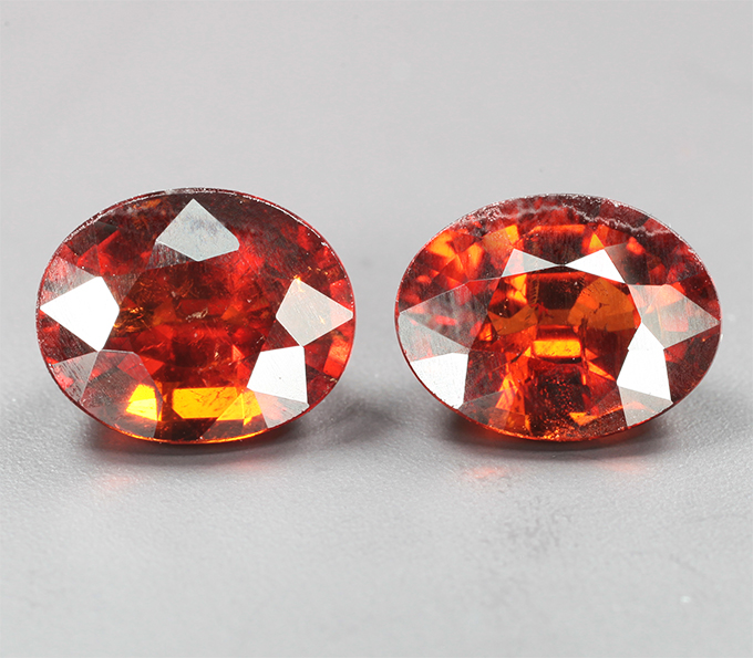 Пара оранжевато-красных цирконов  2,78 карата