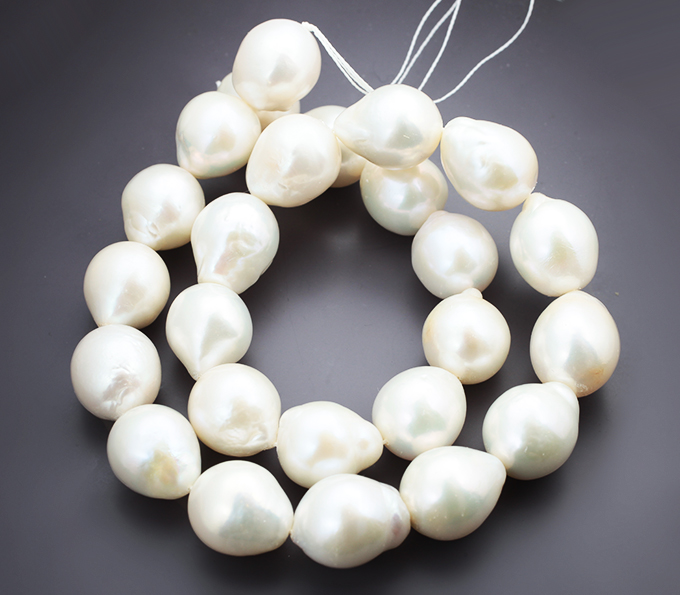 Набор из 25 крупных кремово-белых морских жемчужин барокко на нити 499,55 карата