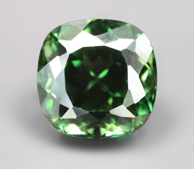 Чистейший изумрудно-зеленый апатит 3,68 карата