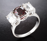 Кольцо с рубиновой шпинелью 1,79 карата и бесцветными цирконами