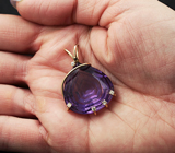 Массивный золотой кулон с чистейшим крупным аметистом авторской огранки 33,9 карата и лейкосапфирами