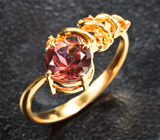Золотое кольцо с пурпурно-розовым турмалином 0,85 карата и желтыми сапфирами